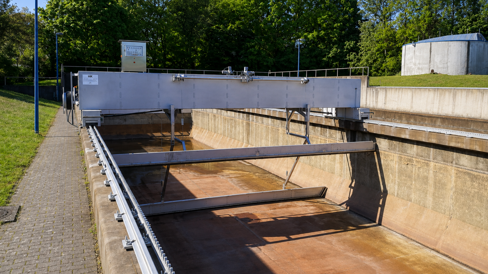 HIK-Längsräumer in einem rechteckigen Klärbecken