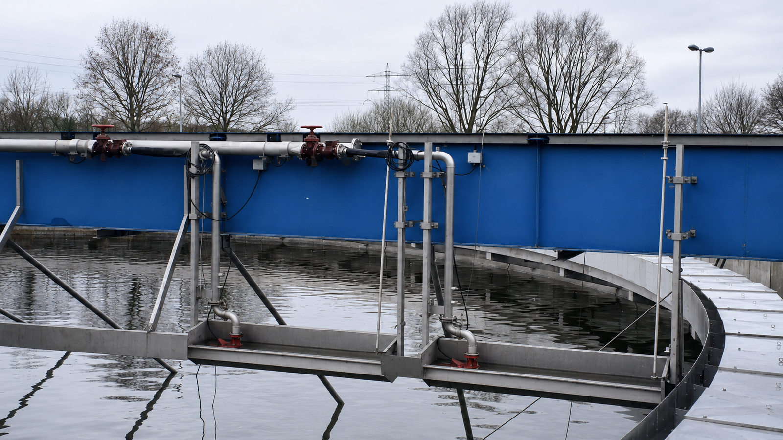Schwimmschlammrinnen mit integrierten Pumpen an einem Rundräumer